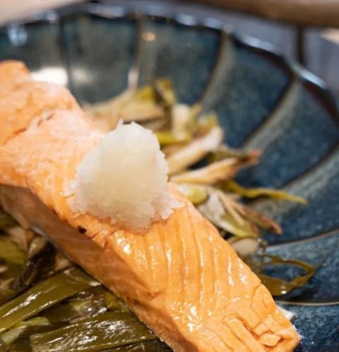 酒蒸鮭魚佐蘿蔔泥